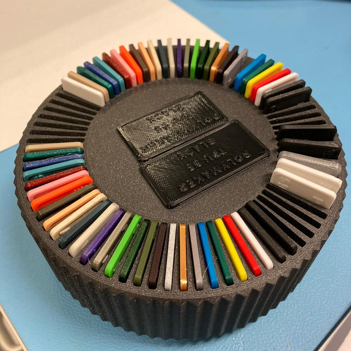 Крутящийся дисплей образцов нити Rotating Filament Swatch Display для 3D принтера