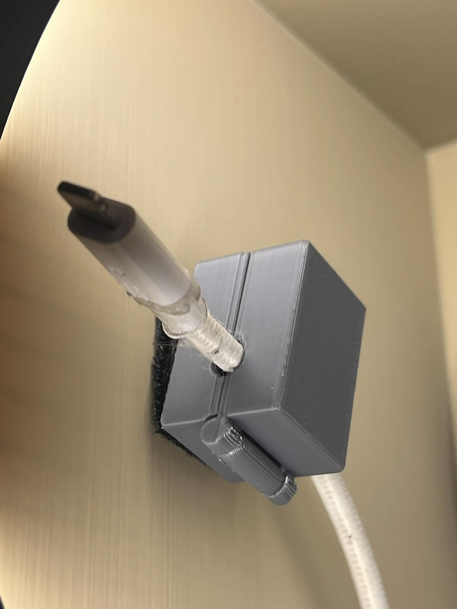 Креативный магнитный держатель кабеля — идеальное решение для организации пространства