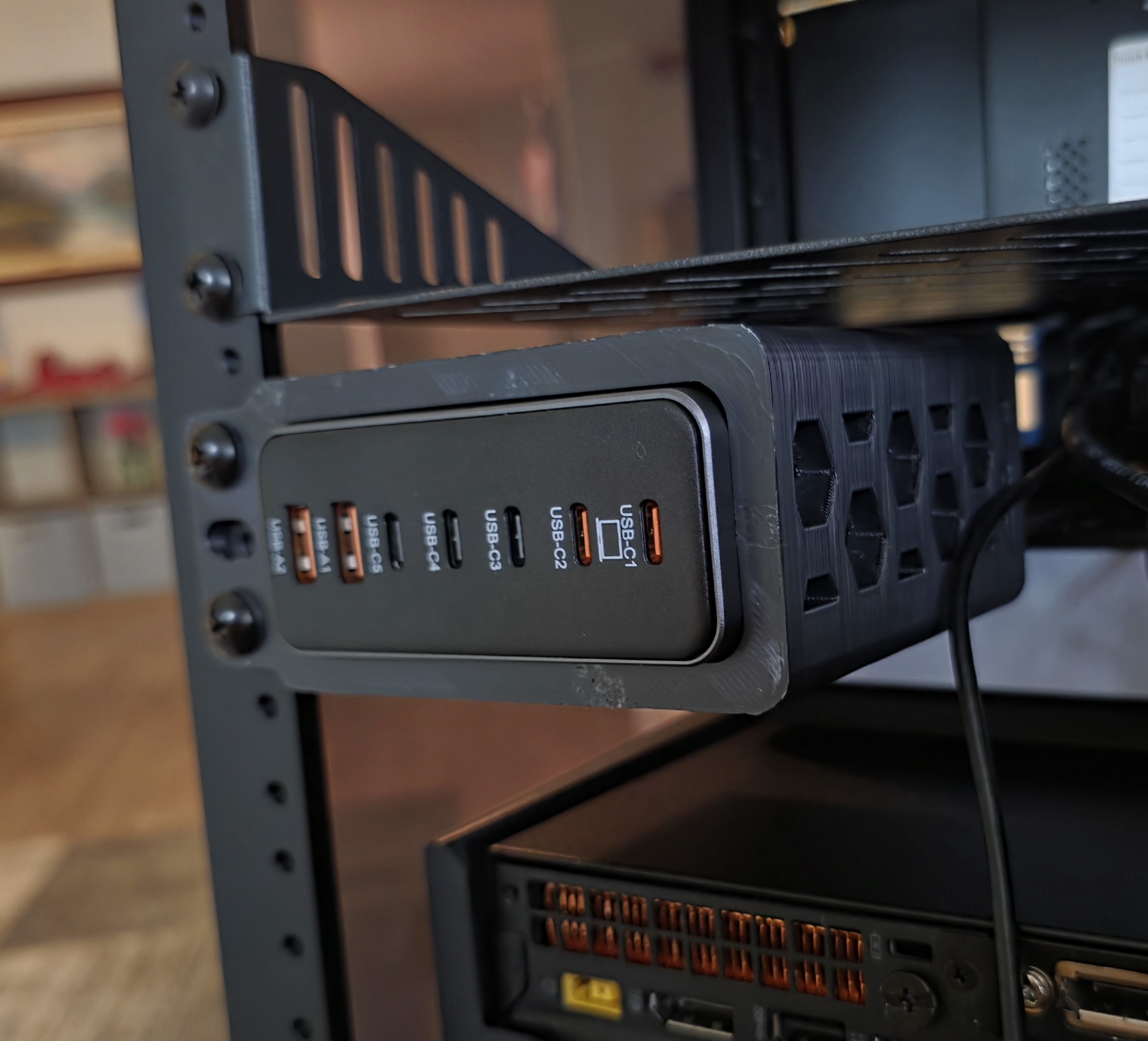 Организуй серверную стойку стильно! Держатель зарядок Anker/MEKIOJEO для 3D принтера