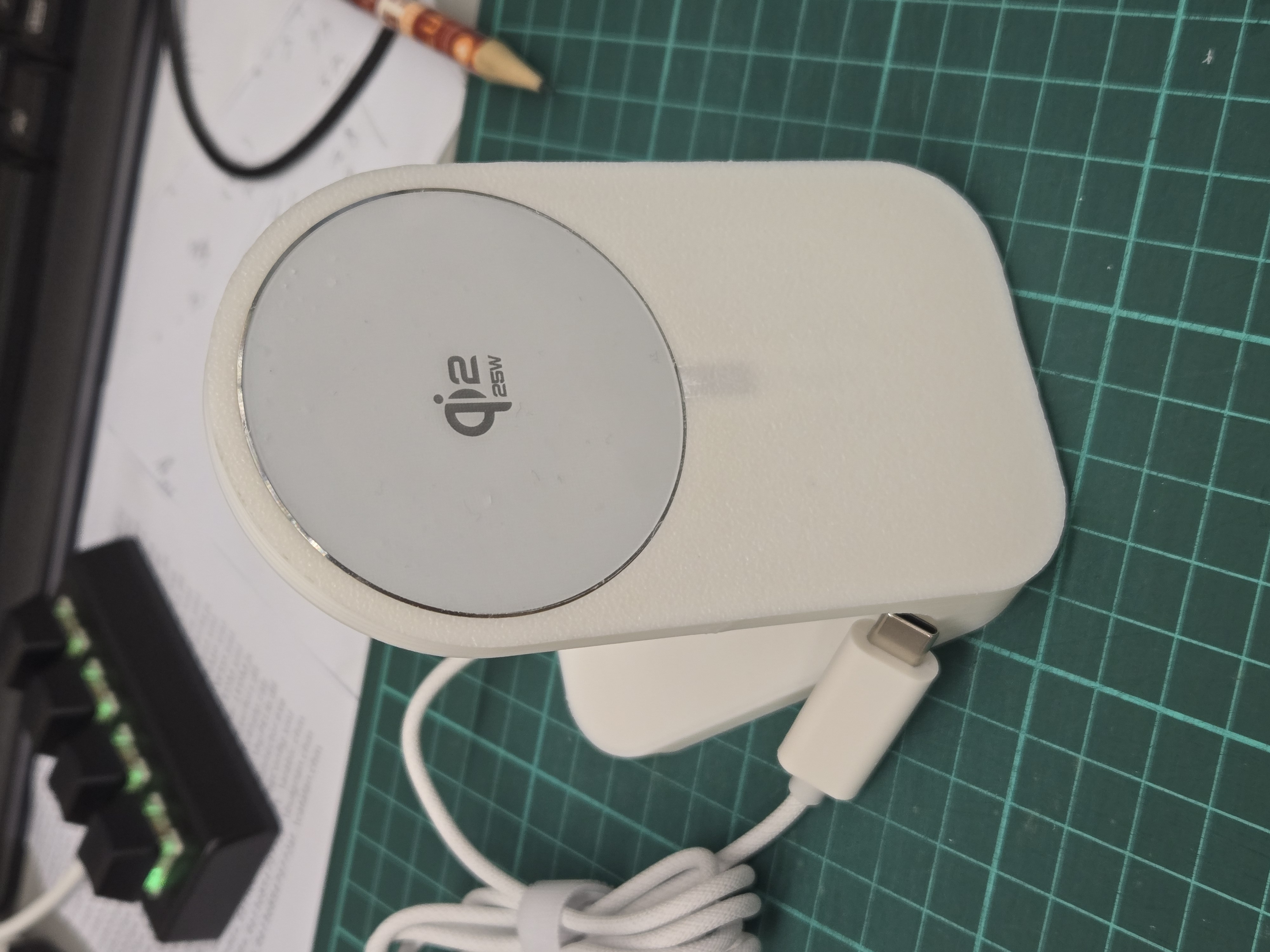 Крутой iPhone MagSafe стенд с кабель-менеджментом для 3D принтера