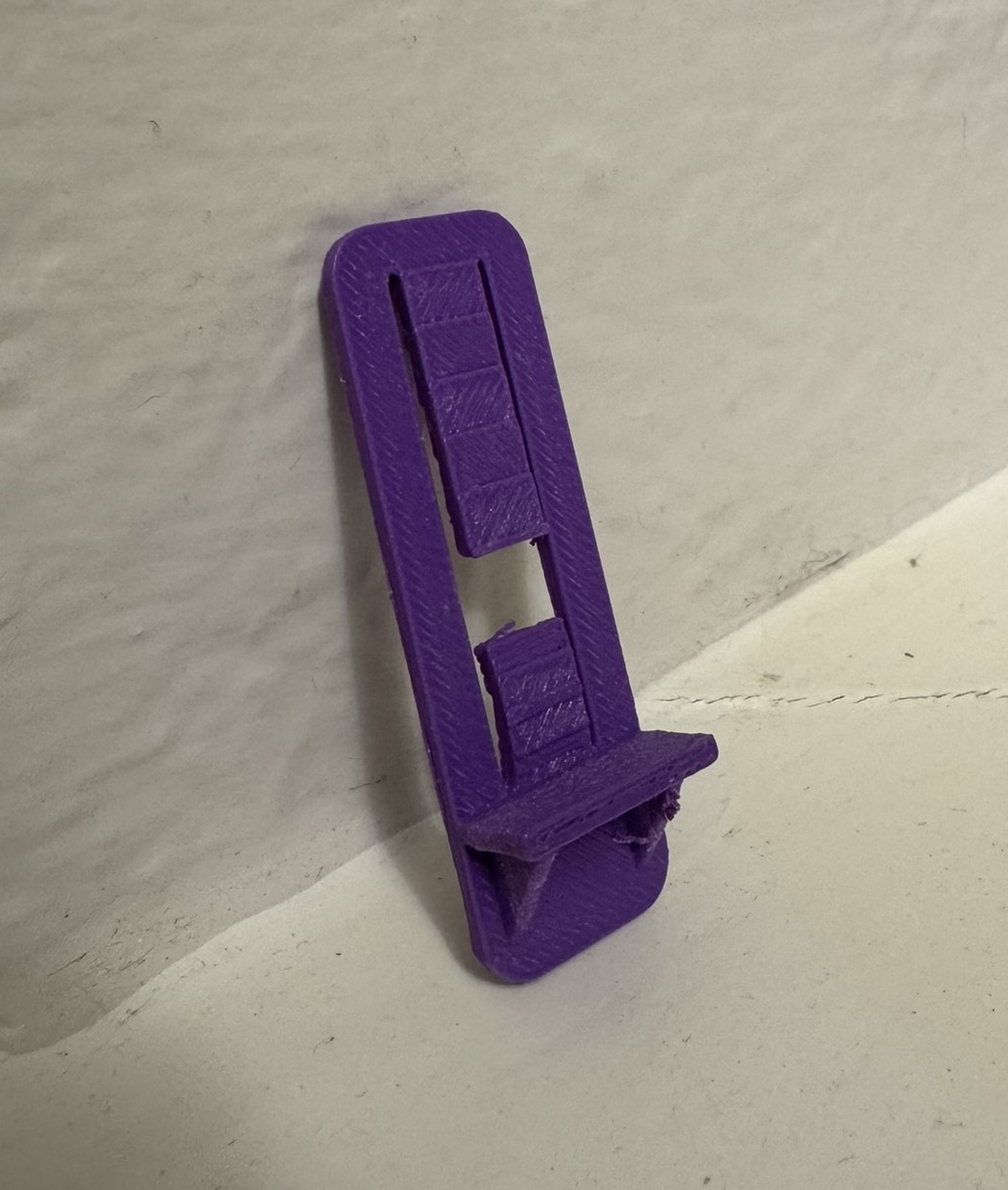 Самоблокирующийся крепеж полок — надежная поддержка интерьера для 3D принтера