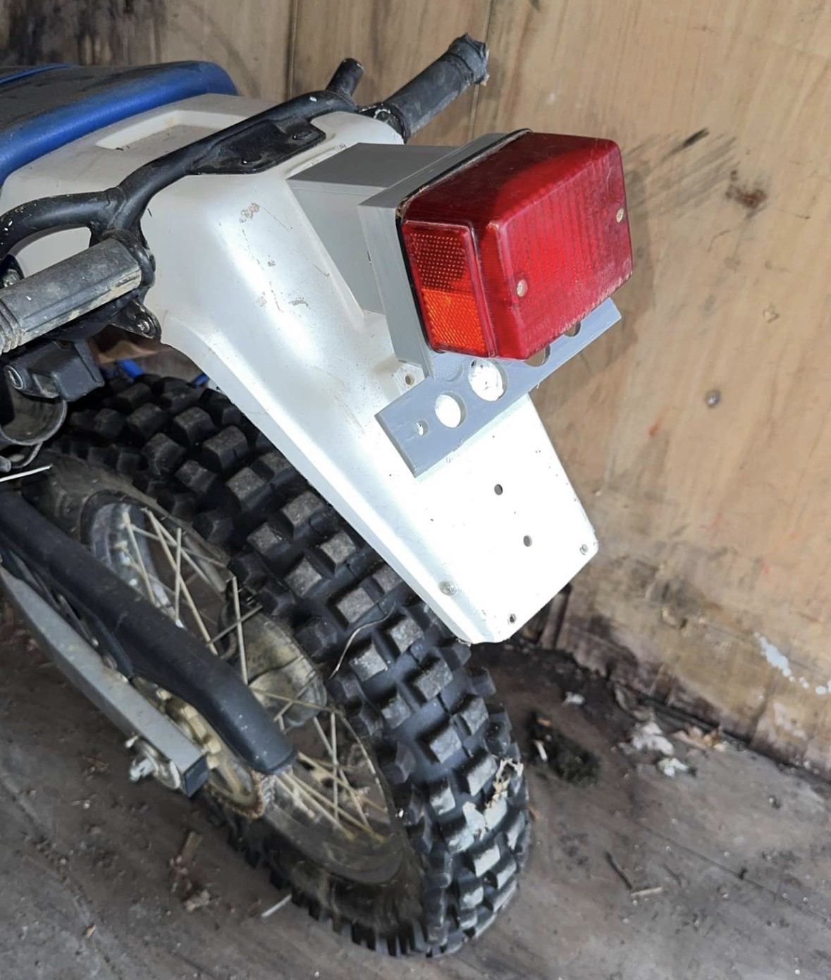 Детальная 3D-модель Suzuki DR125SE/DR200SE заднего фонаря и крепления номерного знака для 3D принтера