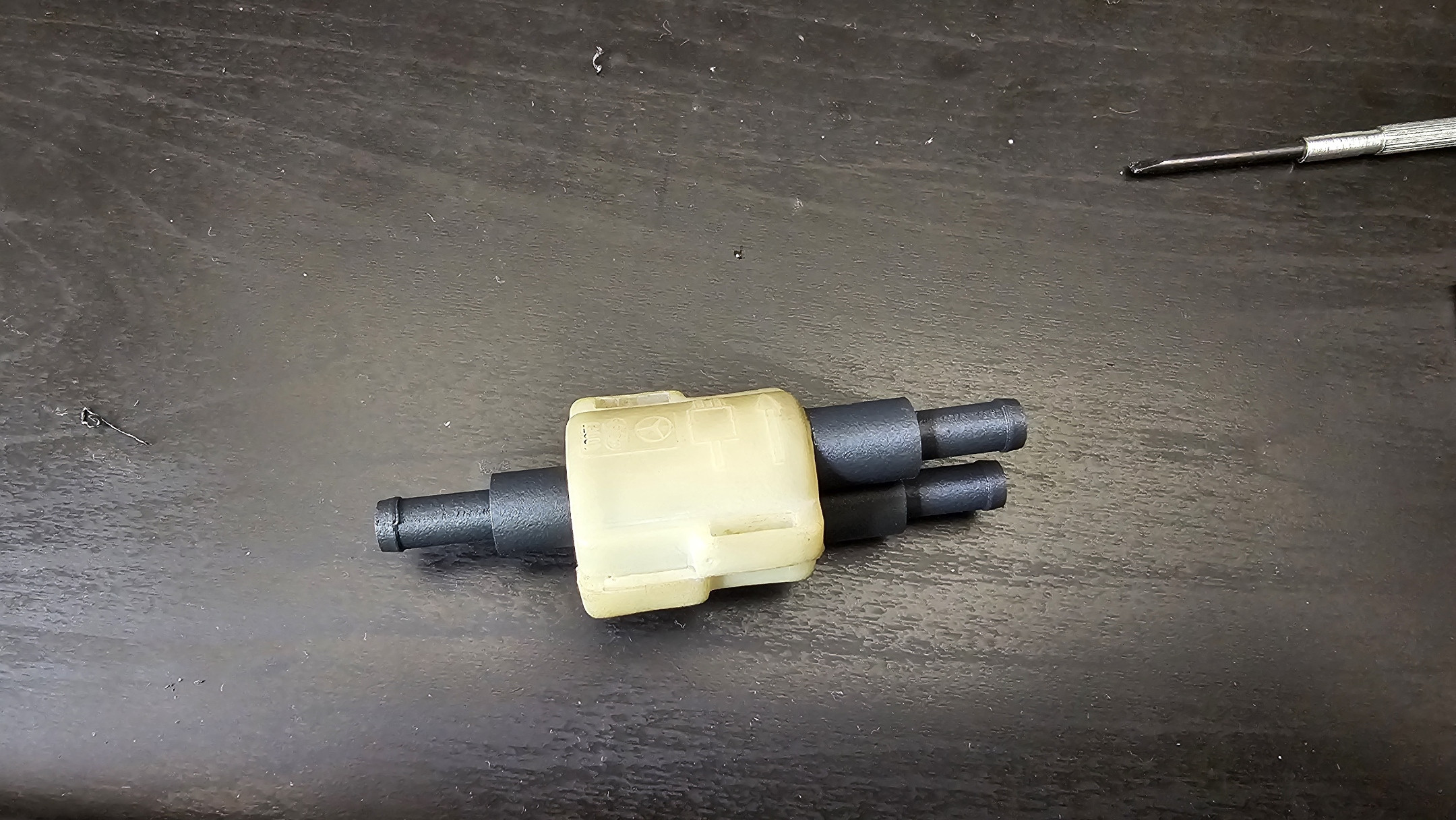 Трехмерная модель делителя омывающей жидкости с клапанами для 3D принтера