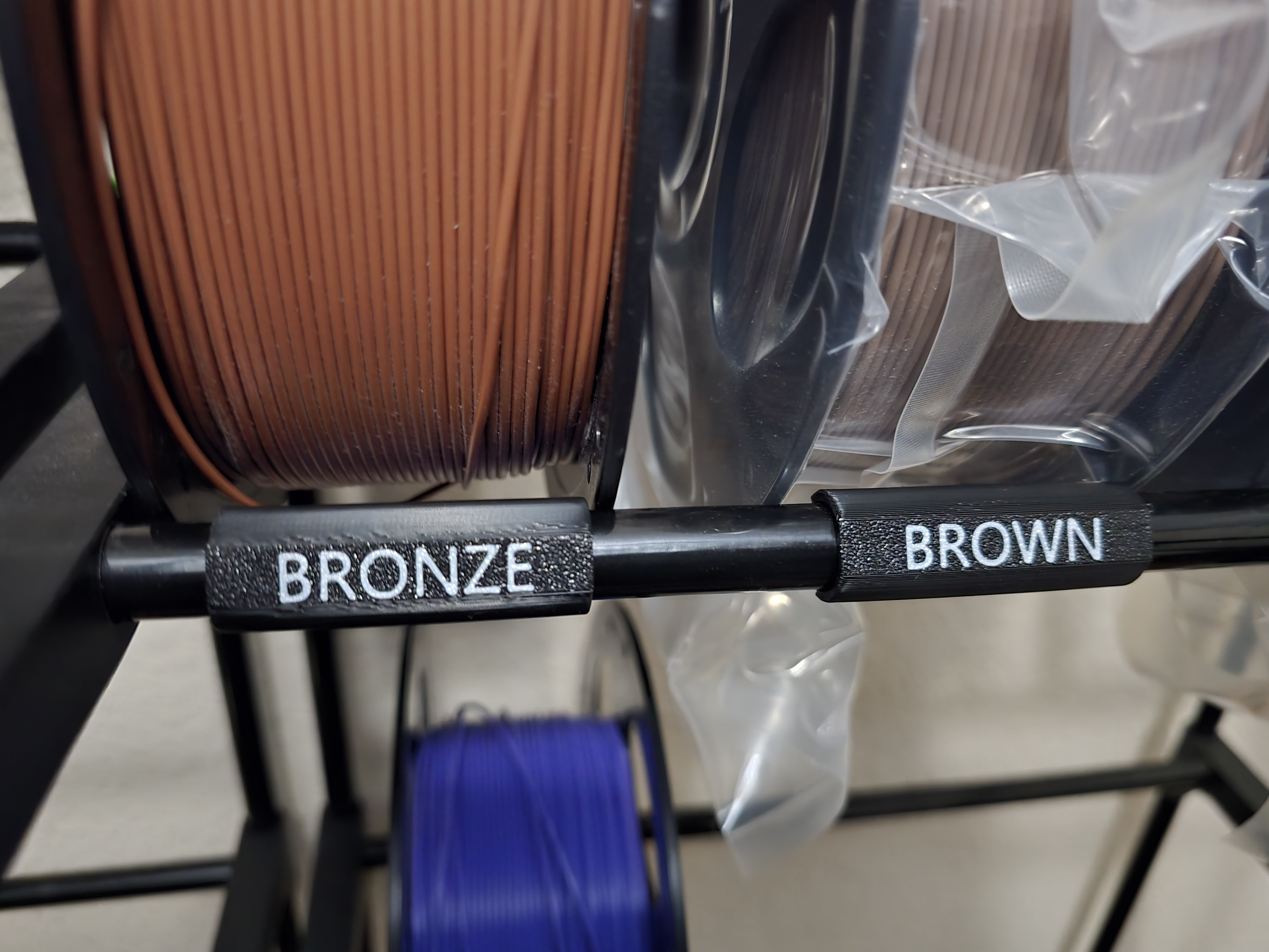 Удобное хранение филамента: 3D модель полки с тегами для 3D принтера