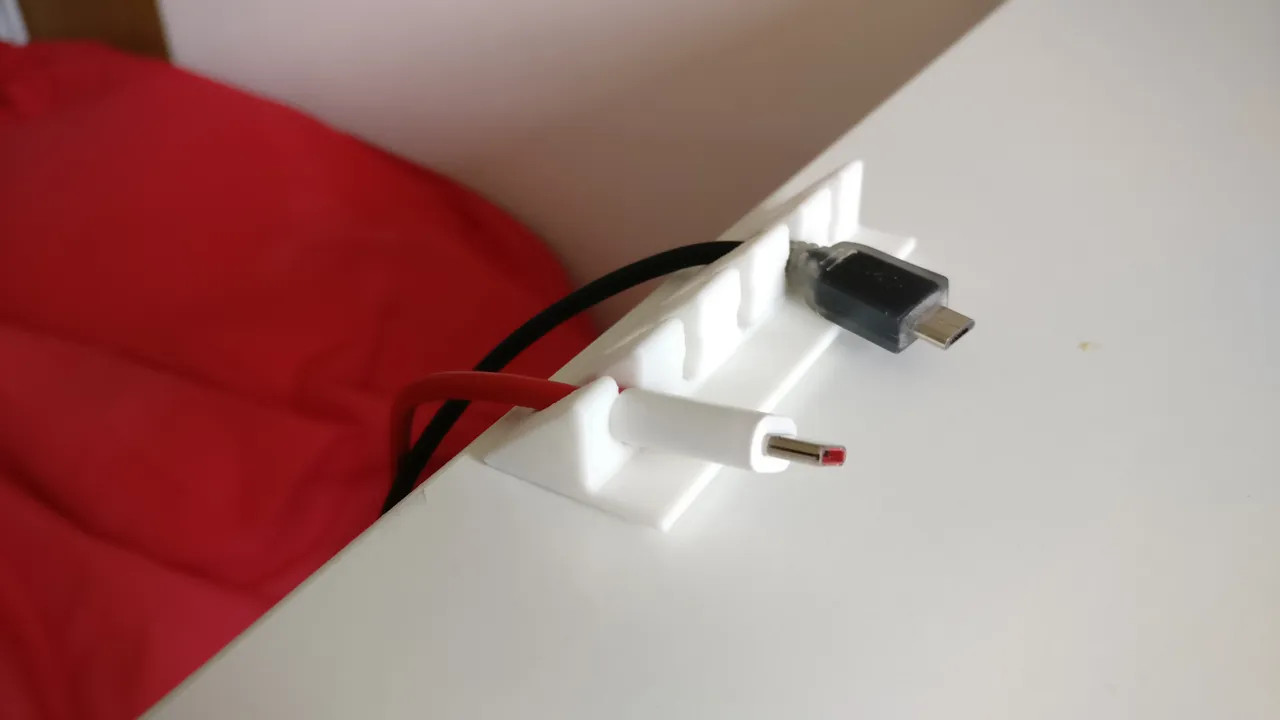 Стильный держатель кабеля Cable Holder — незаменимый аксессуар интерьера для 3D принтера