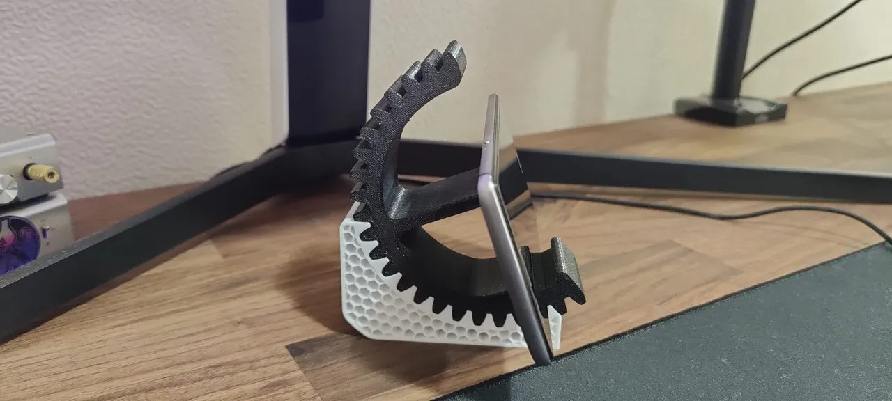 Креативный держатель смартфона с шестерёнками и сотовым дном для 3D принтера