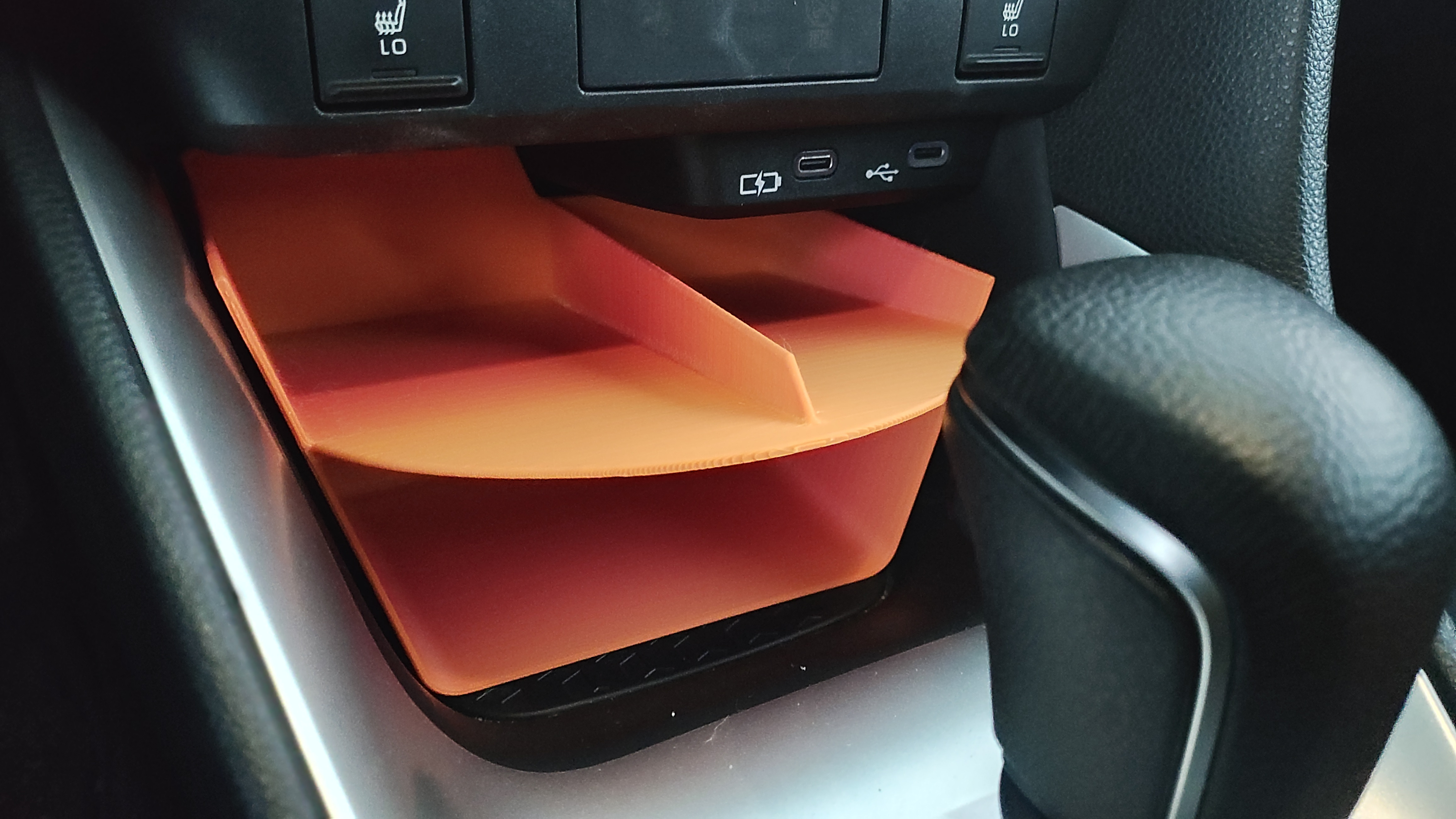 Храните телефон удобно! Трей для Toyota Yaris (XP210), 2020+ для 3D принтера