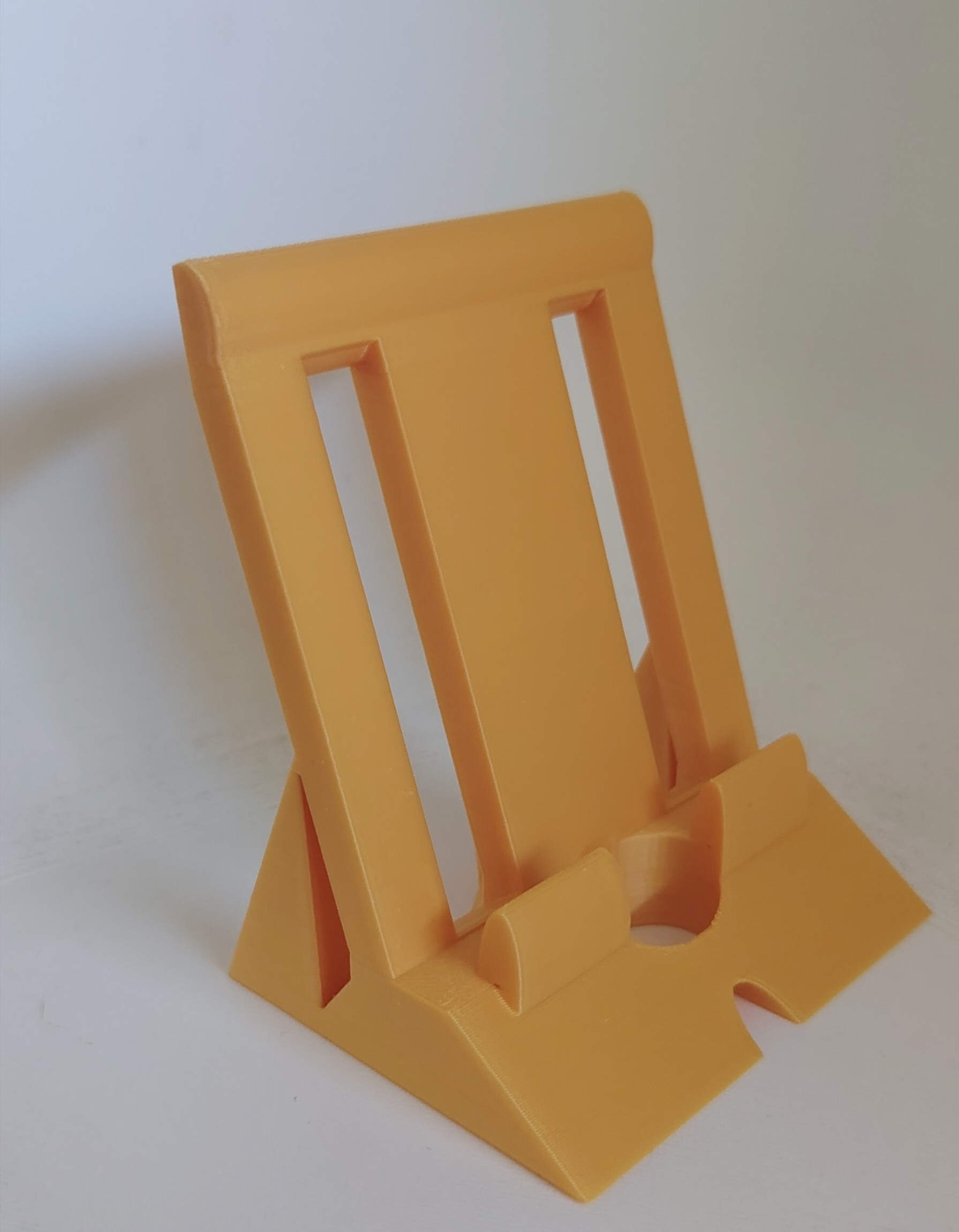 Минималистичная подставка для телефона с зарядной щелью для 3D принтера